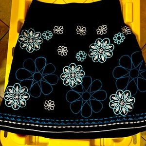 Juniors - embroidered knee length skirt - size 5